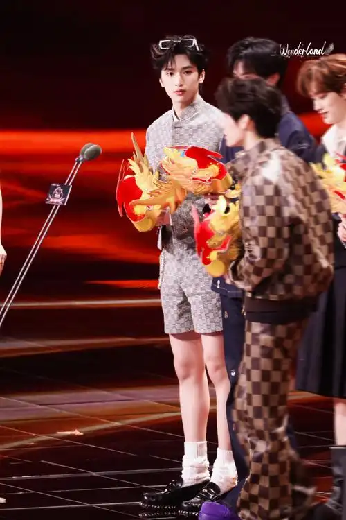 腿就是这样,白白嫩嫩的,好可爱的)@时代少年团-严浩翔#谁来救救严浩翔