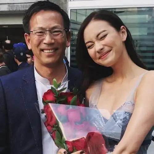 她是中美混血儿,曾四度入选全球百大最美面孔|恋情|朴敏英|百眞熙