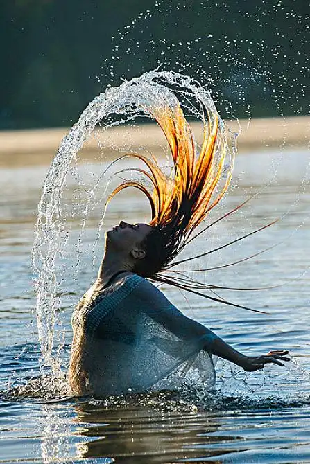 侧面视角_美女_水中_投掷_湿发_背影_展开双臂_图片大全—全景创意
