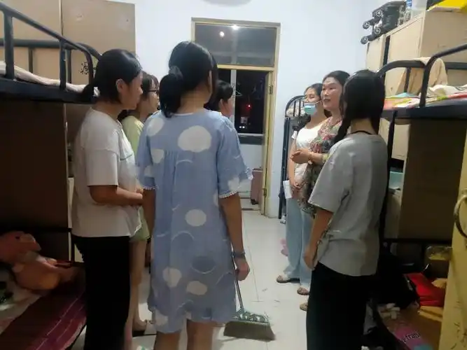 李校长亲自深入到女生宿舍和同学们聊天,了解同学们对封闭管理的建议