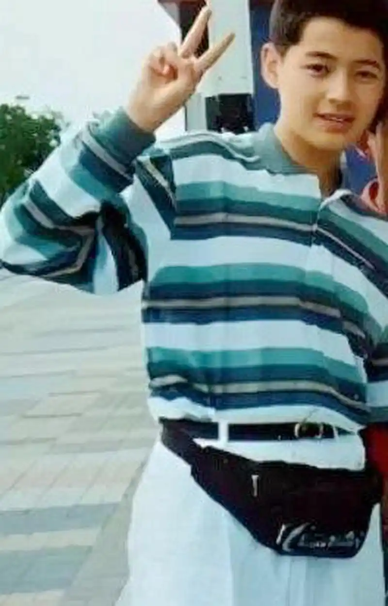 胡歌小时候很帅,但是视力不是很好.