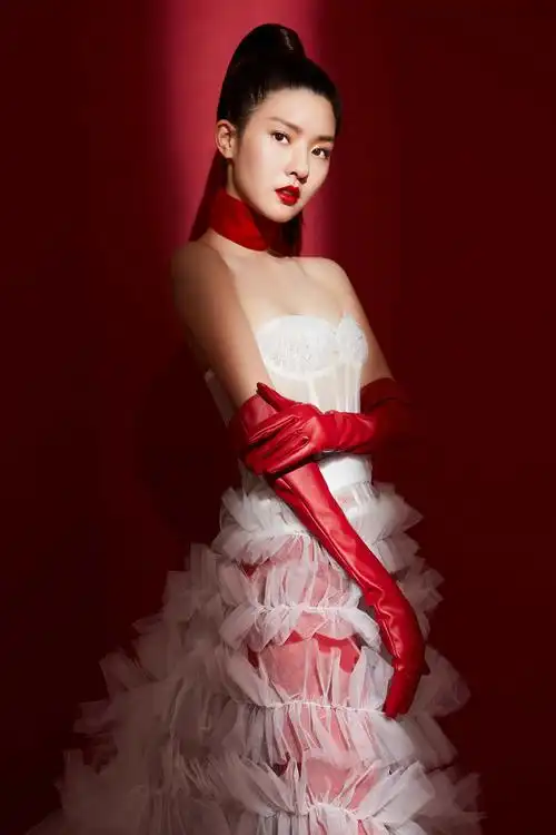 陈语安开年红来袭 高贵冷艳尽显女王气质