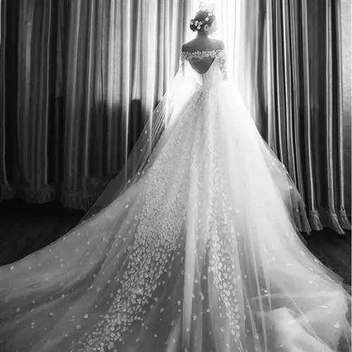 黑白婚纱头像女穿上婚纱的一刻是最幸福的