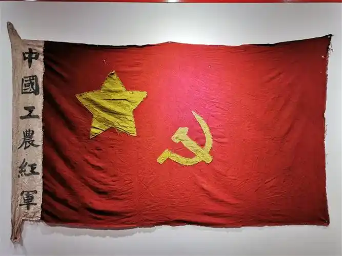 珍藏在黑龙坝镇红色记忆收藏纪念馆中的一面"中国工农红军"红旗,经历