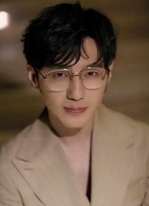 白宇金丝眼镜儒雅写真图片26