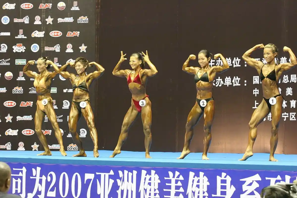 健美比赛女模特扔高跟鞋砸评委  健身锦标赛上,女运动员小阳向裁判席