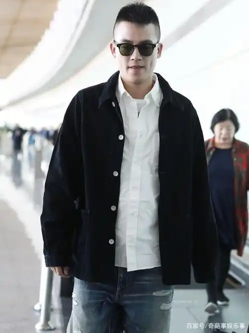 欧豪寸头造型man味十足,露标准邪魅笑撩粉无数