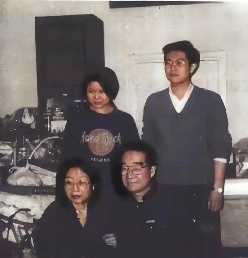 丈夫孔令华的手臂近在咫尺,儿子·孔继宁,女儿·孔冬梅站在他们身后