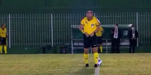 gif-真骚操作.巴西主裁赛前尿裤子 现场尿如雨下