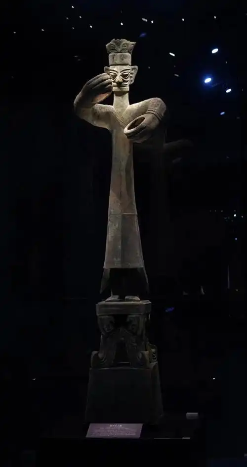 铜大立人像(四川三星堆博物馆)