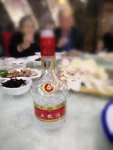 今天哥哥拿五粮液酒招待我们.这真是不多见的好酒啊!