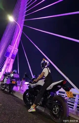 摩托车虽然是一群人的快乐,但这种圈子其实是相对封闭的,沟通主要靠群