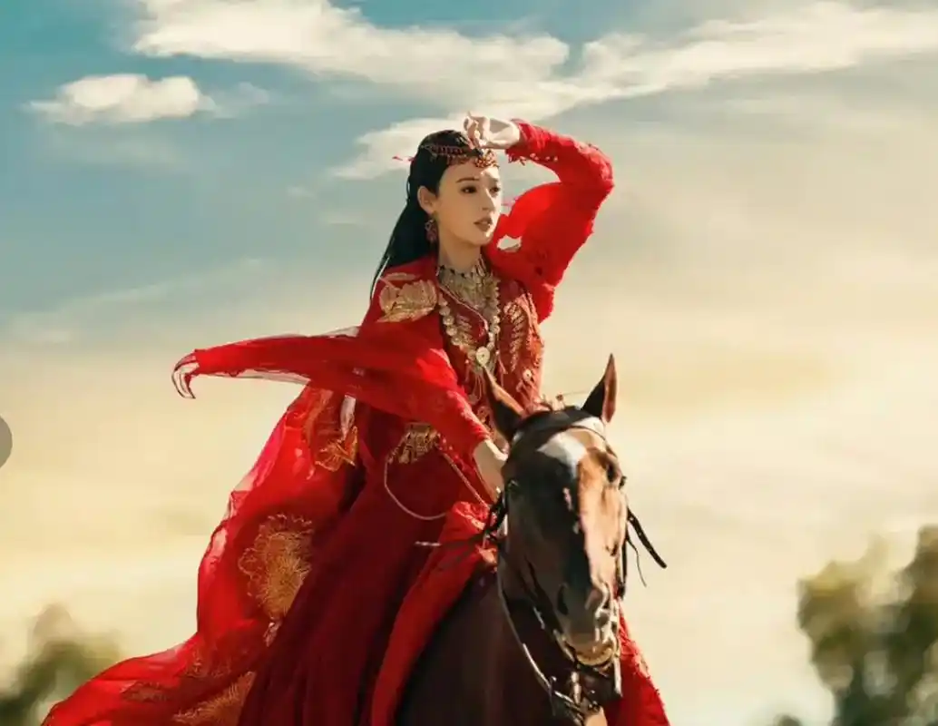 说到彭小苒,大家的第一印象就是《东宫》小枫,红衣策马的样子实在是太