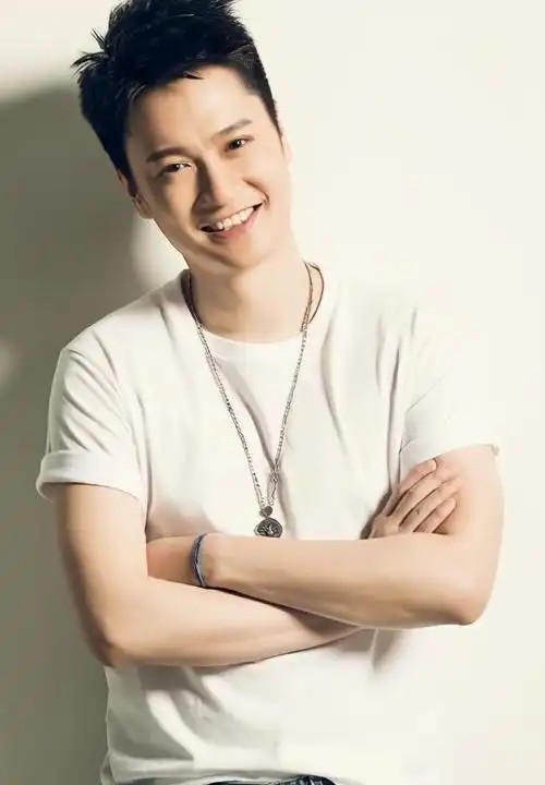 郭晓然:有着并不太出众的长相,表演极具时代感,生活中风趣幽默_腾讯