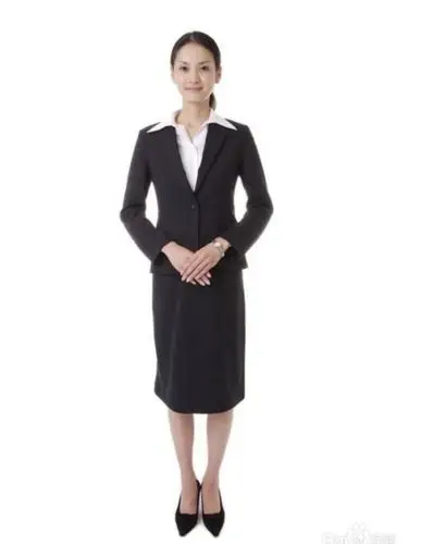 行鞠躬礼时,首先得站好,以良好的站姿为基础,双手在身前搭好,双眼注视