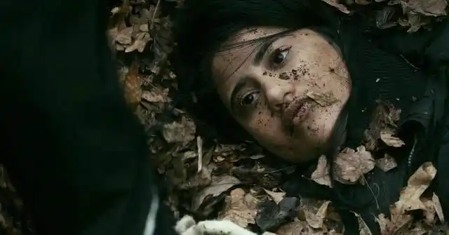 看起来,亚裔女是被树叶给活埋了,所以死不瞑目.