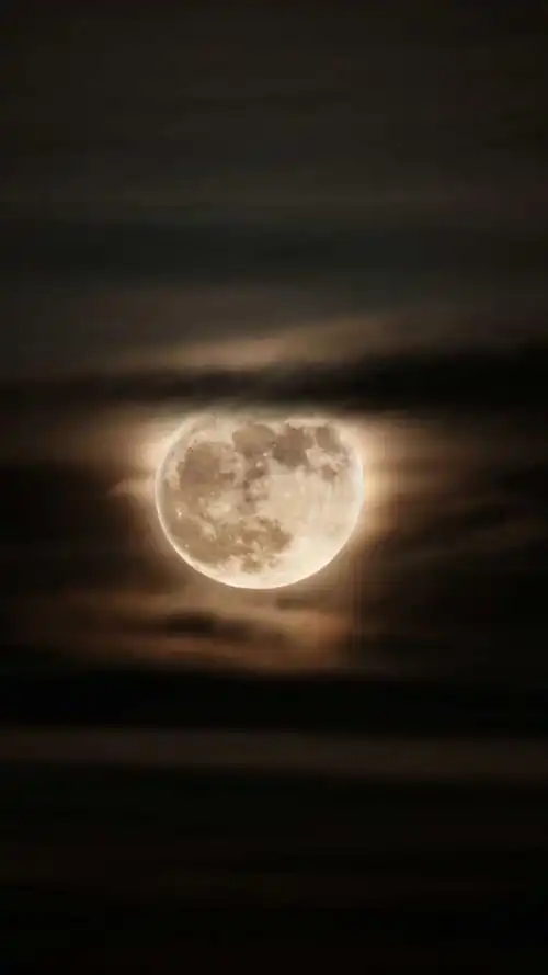 夜晚云层中的明亮圆月,高清图片,手机壁纸