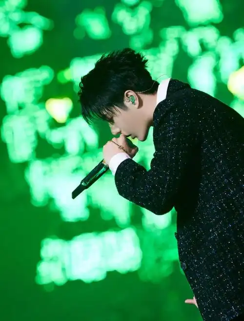 王一博穿黑色西装 手持绿色话筒酷飒有活力_高清图集_新浪网