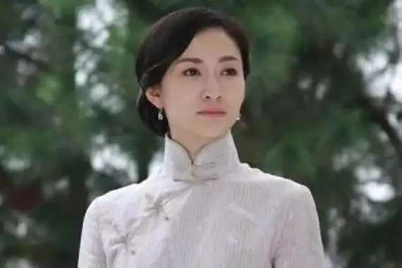 先是饰演敢爱敢恨,潇洒自力的人人闺秀尹静婉.