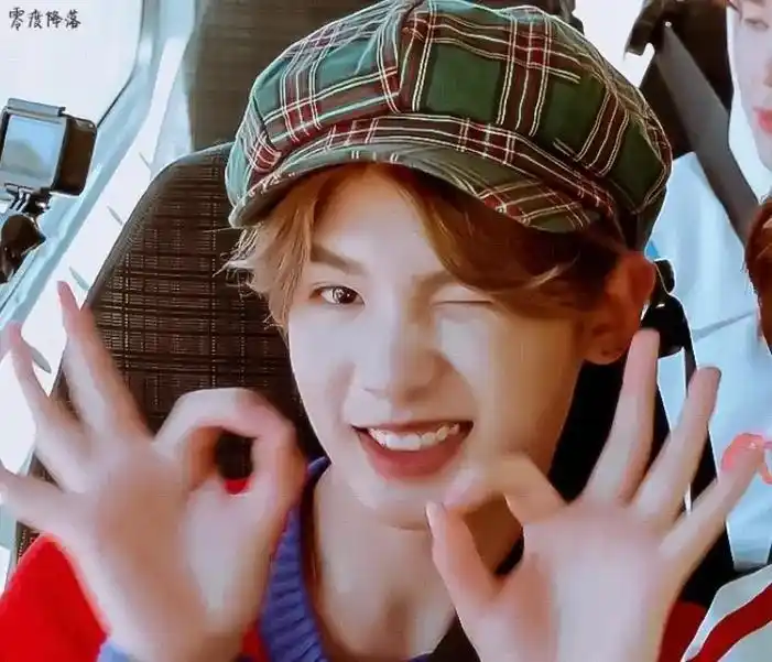 黄明昊justin 翻翻相册,存了不少帽子照呢～ 可爱帅气 - 抖音