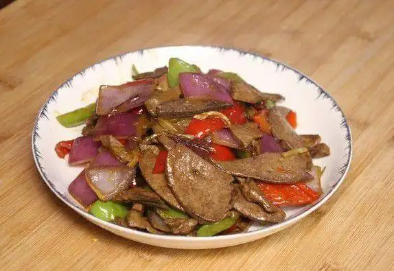 买点猪肝回家做道经典下饭菜洋葱炒猪肝,鲜香美味,q弹爽滑