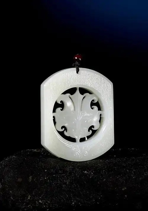 对称之美,美在玉雕纹饰,古人运用简单的线条纹理,变化出蕴含吉祥意义