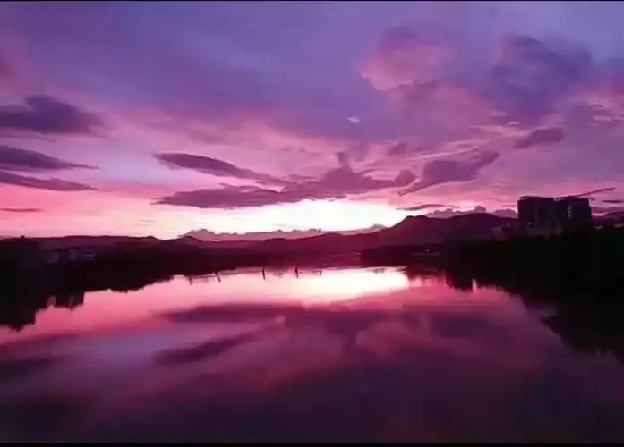 这地方的火烧云变化极多,一会红堂堂的了,一会金洞洞的了,一会半紫半