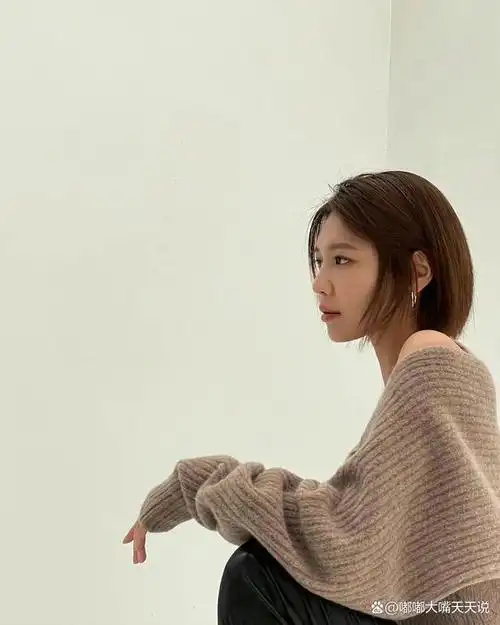 32岁少女时代秀英,新剪过肩短发,又飒又帅气,丰满的身材吸睛