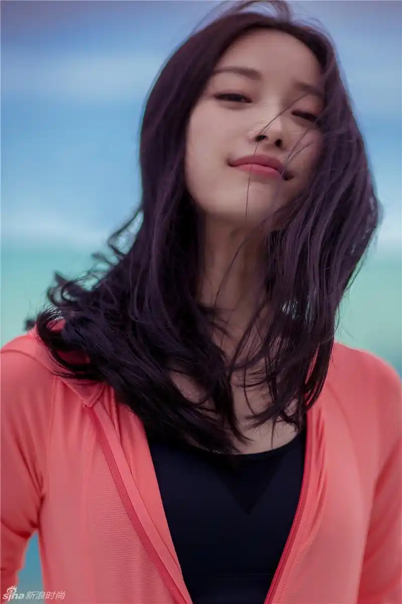 倪妮戛纳海边随性嬉水夏天就该露出大长腿