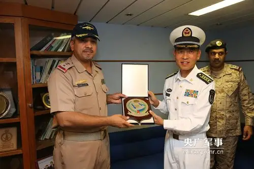 编队指挥员柏耀平接受沙海军赠送的舰徽.王长松摄