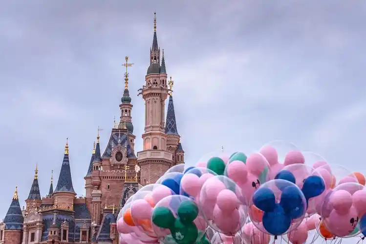 迪士尼小镇:释放你的童心 迪士尼小镇,一个充满童话和梦幻的地方,等待