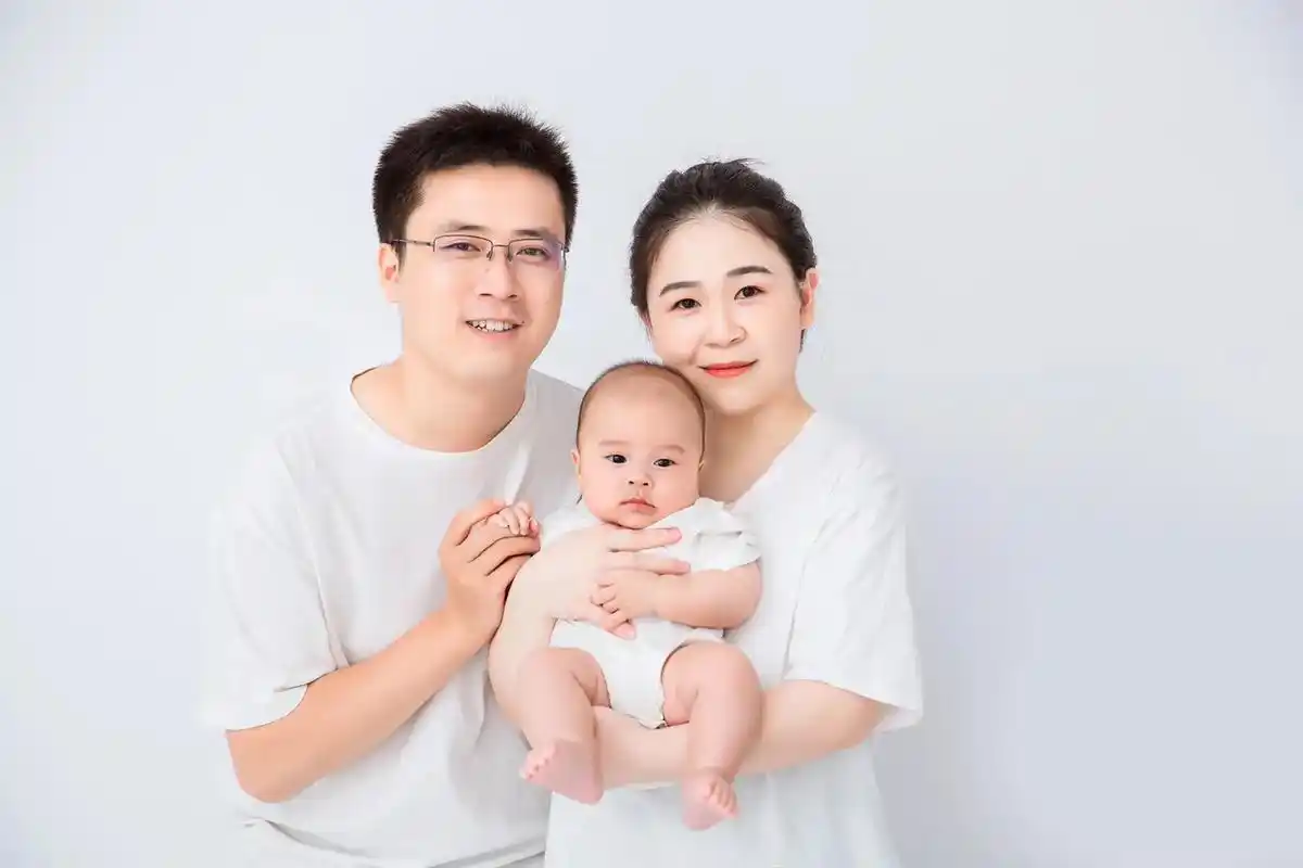 咱们三个在一块,往后的日子会越来越好的～#全家福 #一家三口 - 抖音