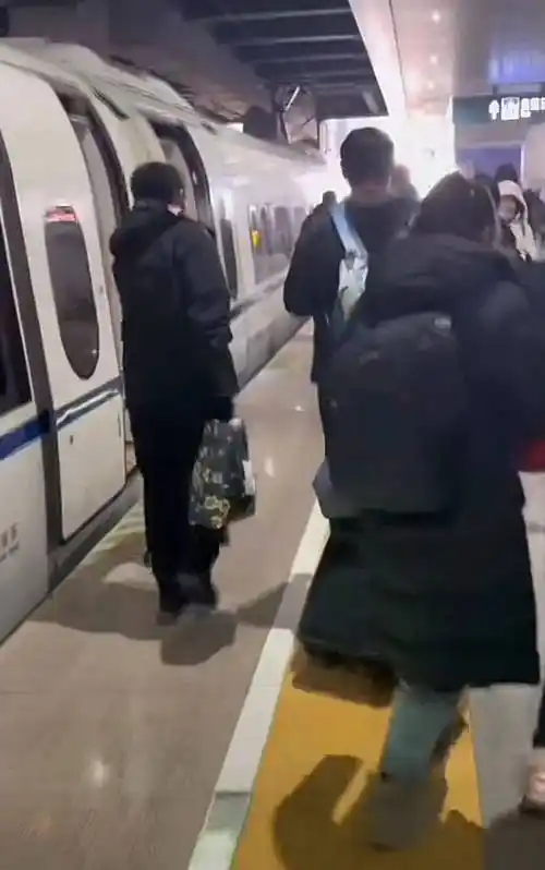 列车少一节车厢,致近百位乘客站了6小时?