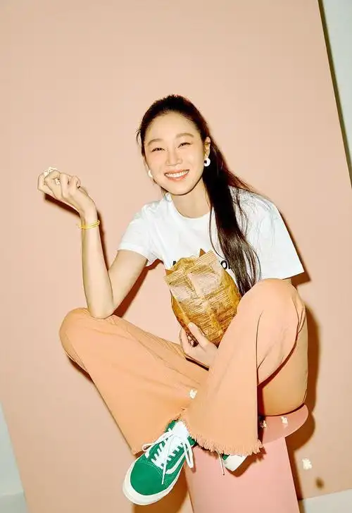 简介:孔孝真清新果味夏日写真图片,分享一组孔孝真图片给大家,图中的