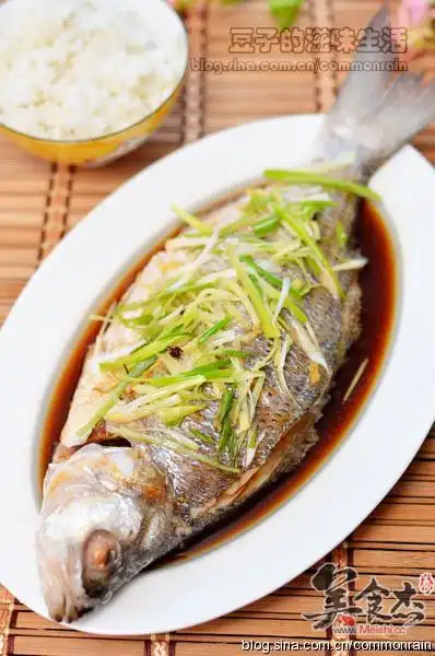 油泼清蒸鱼的做法