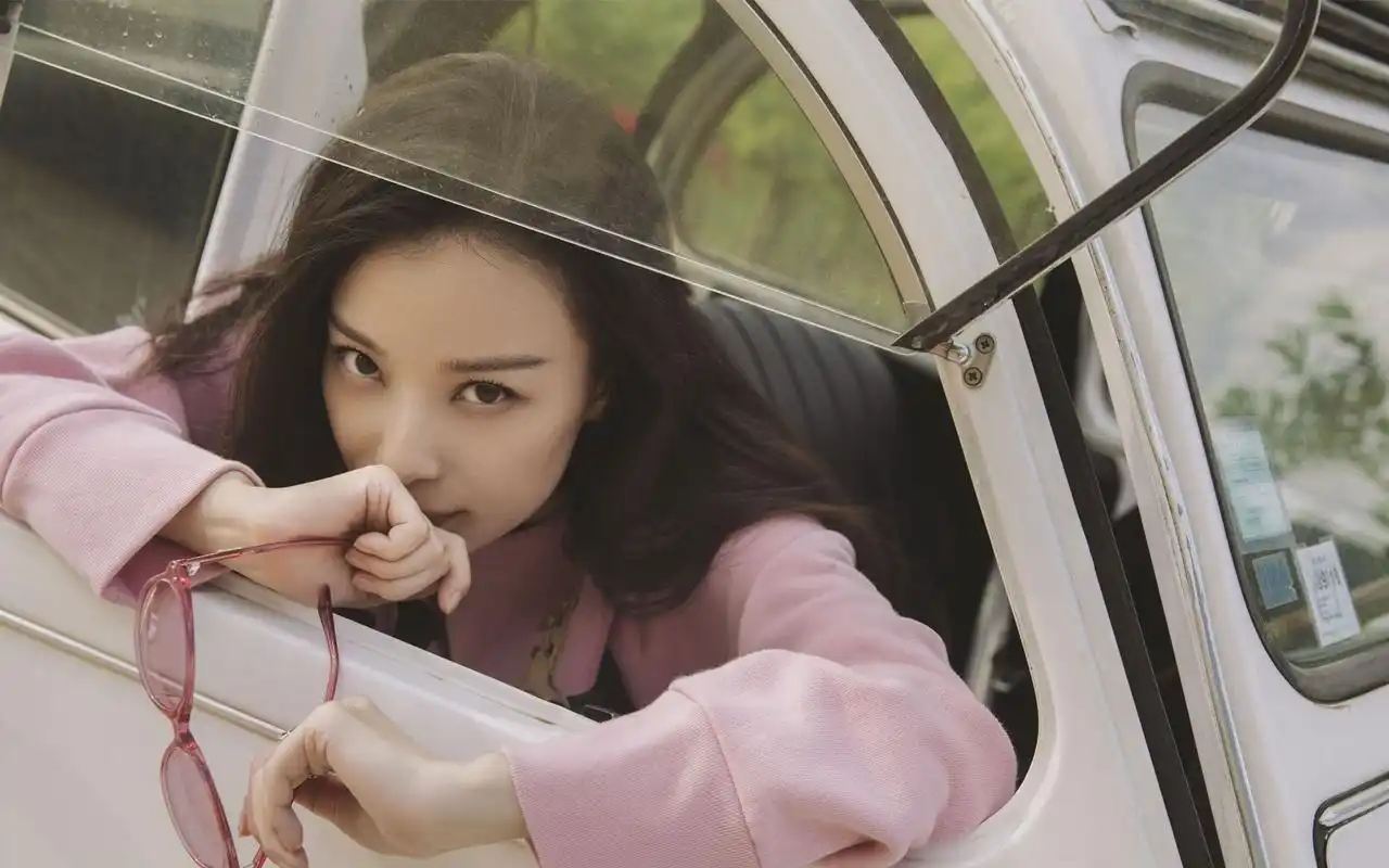 倪妮性感户外写真高清桌面壁纸