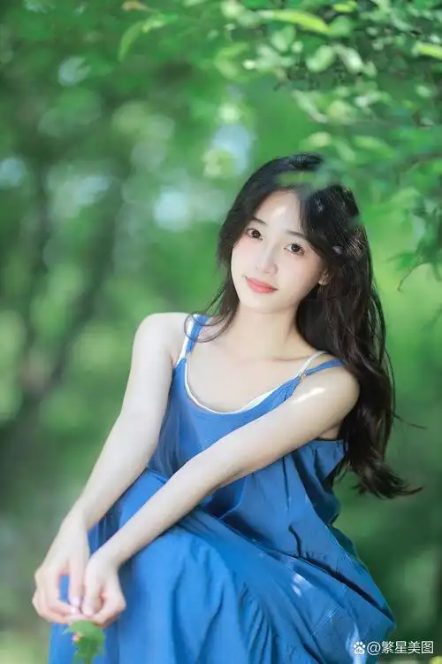 95青春活力的树叶女孩,笑容温暖如阳光7715  97初见这张照片