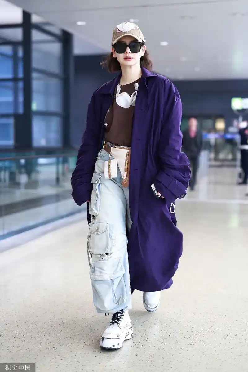 组图:戚薇穿搭时尚现身机场 紫色外套配工装裤酷拽随性_高清图集_新浪
