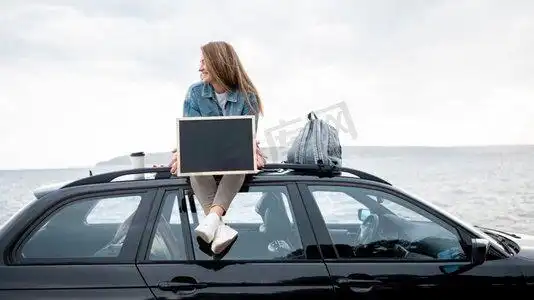 坐在车顶的年轻女子 4轿车跑车