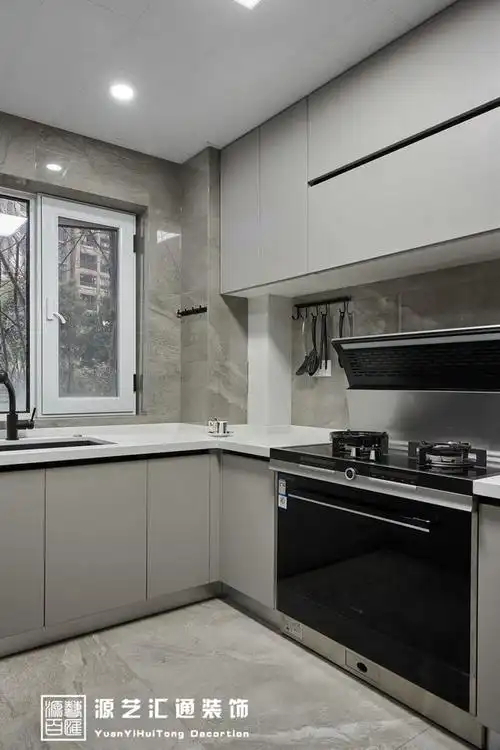 厨房的设计整体偏高级的灰调,不论是橱柜还是地砖墙砖,高冷独特.