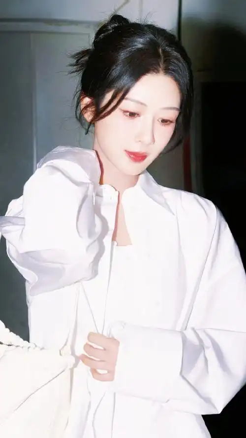 杨紫白衬衫破洞裤