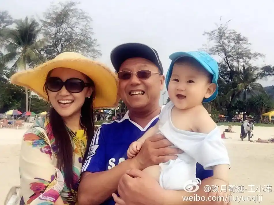 玖月奇迹王小玮晒全家福