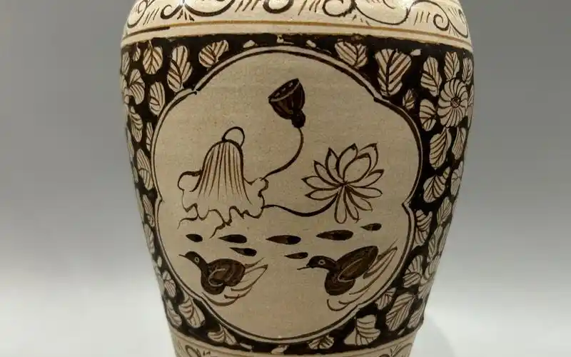 宋代吉州窑梅瓶