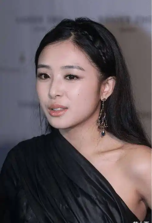 张含韵不再走可爱风,穿斜肩裙配时尚袜,像换了个人 换了副身材_连衣裙