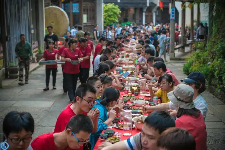 篁岭天街宴,百米的长桌宴吃下的是乡愁