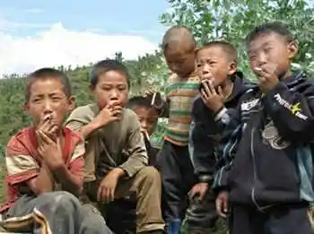 求一群小孩抽烟的图片