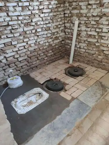 小寨镇魏街村,刘英华的家乡.庭院整洁,厕所改造到位.