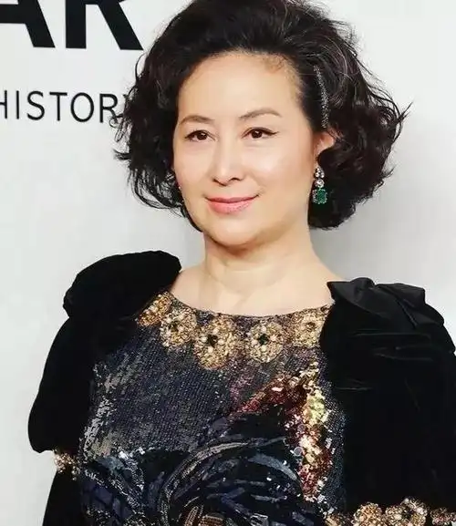 60岁何超琼的精致打扮:短发时尚,裙搭丝袜,更有气质