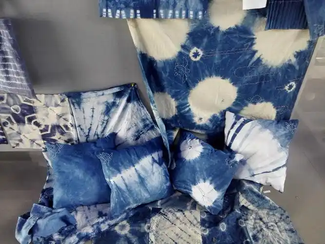 展示的手工扎染实物作品来自河南工程学院国际教育学院视觉传达设计