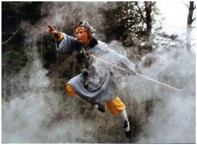 孙悟空自己就已经会腾云了,菩提老祖做的不是送他一个筋斗云,而是教他